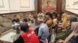Didampingi LSM SITI JENAR, Puluhan Warga Karangmalang Gelar Aksi Damai di Polres Situbondo