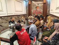Didampingi LSM SITI JENAR, Puluhan Warga Karangmalang Gelar Aksi Damai di Polres Situbondo